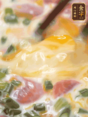 三個(gè)全蛋中加適量牛奶、鹽、黑胡椒粉、臘腸、蔥花攪拌均勻