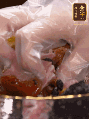 排骨洗凈后（蠔油、生抽、老抽、鹽、糖、淀粉、豆豉、蒜蓉、姜絲）腌制30分鐘