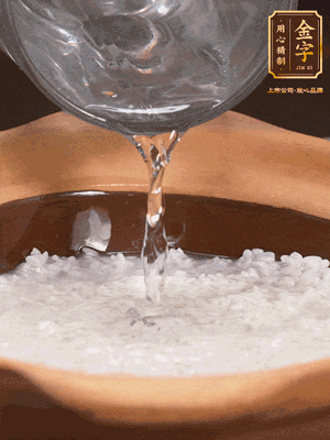 砂鍋底部刷一層油，加入大米和開水，水高1cm,大火燒開后轉(zhuǎn)中火煲5分鐘，到水微收干