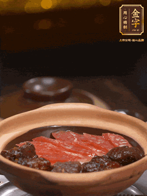 鋪上臘腸和排骨，鍋邊淋一圈油，小火煲10分鐘