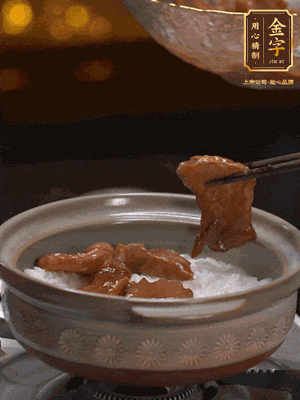 鋪上牛肉，鍋邊淋油在燜5分鐘