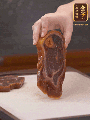 處理節(jié)瓜，刮掉表層的皮和毛，洗凈后去掉瓜蒂，切大塊