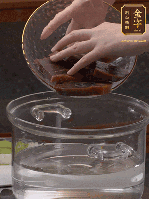 火腿蹄片冷水下鍋，水沸騰后煮5分鐘焯水