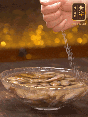 鮮活蟶子反復沖洗干凈，水中加鹽、芝麻香油浸泡30分鐘吐沙