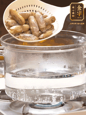 煮一鍋沸水，下蟶子汆燙30秒，撈出浸入冰水，取出蟶子肉