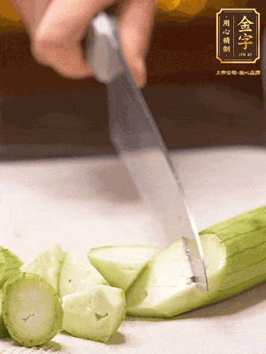 絲瓜去皮，切滾刀塊