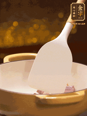 油溫7成熱，下蒜末、咸肉略微煸炒，再下絲瓜