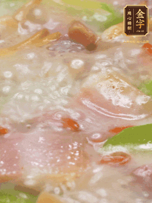 最后下蟶子，一點白胡椒調(diào)味，煮到白色湯汁出來。撒點枸杞點綴