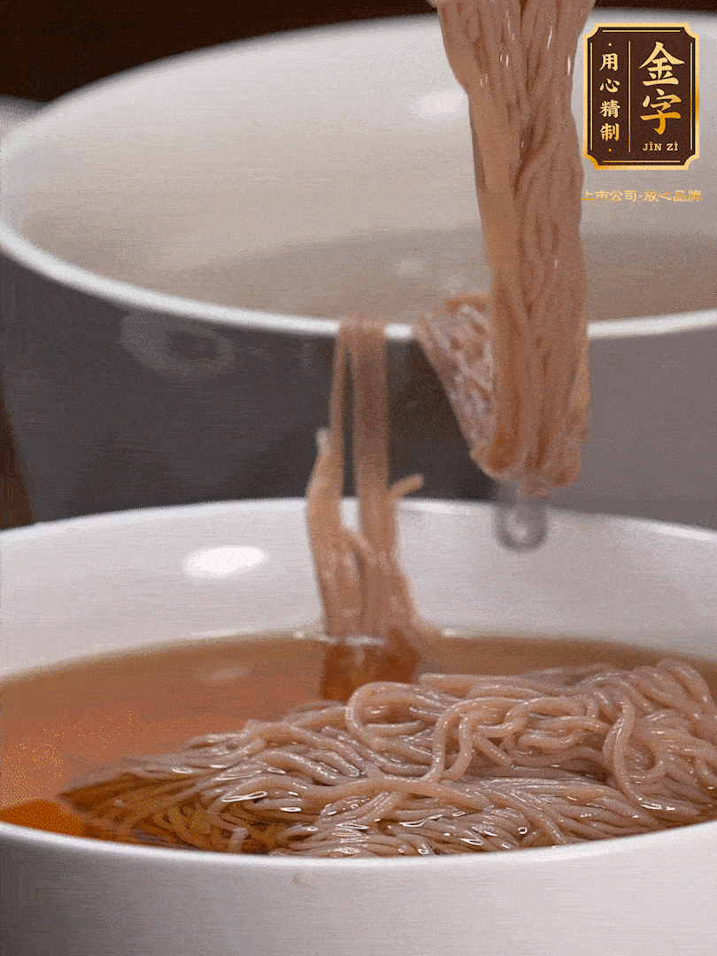 蘋果醋，一點(diǎn)鹽、糖、醬油，兌入涼白開水調(diào)成簡易冷面湯，放水箱冷藏