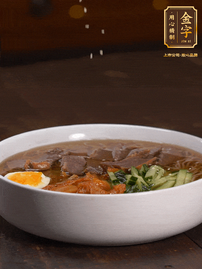 放入冰涼的冷面湯碼上黃瓜絲、泡菜、牛肉、雞蛋，撒點(diǎn)白芝麻