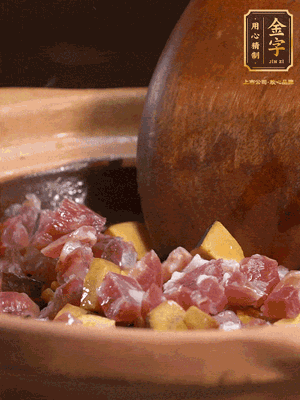 熱油下蒜片，倒入香腸丁、牛肝菌丁翻炒出香味