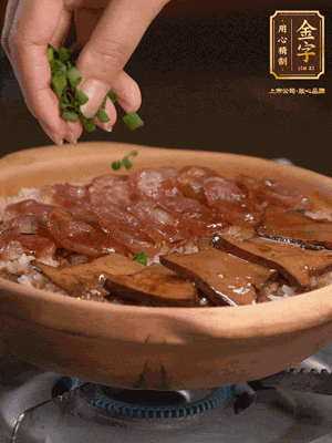 最后鋪上牛肝菌，爭(zhēng)分奪秒地倒上醬汁，撒點(diǎn)小蔥花