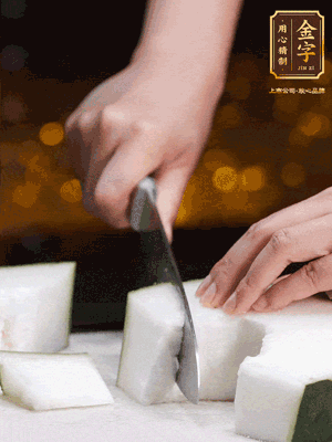 薏米提前浸泡好。冬瓜帶皮洗凈切塊