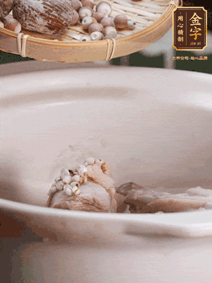 焯好水洗凈的鴨肉、薏米、芡實(shí)、蜜棗+適量水煲1小時(shí)