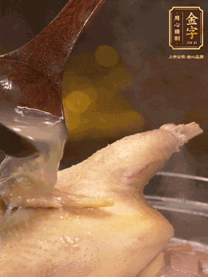 大火燒開后，撇去浮沫。轉(zhuǎn)小火燉2個(gè)小時(shí)