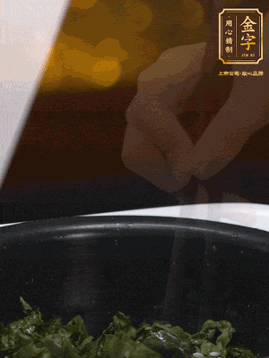 煮飯鍵開煮，根據(jù)個(gè)人口味加鹽