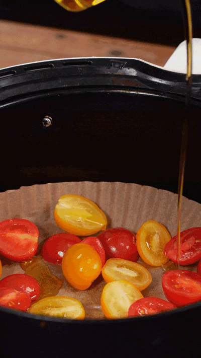 小番茄撒鹽胡椒，空氣炸鍋烤10分鐘至表面變皺