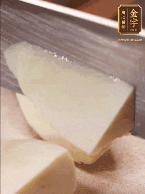 茭白去殼，底部一層老皮刨掉，切成滾刀塊