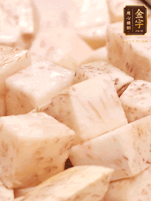 鍋上火下足油，將芋頭炸金黃色至熟