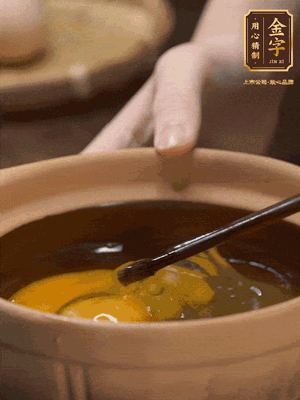 雞蛋打入砂鍋，充分打勻，1.5倍的溫水加一勺鹽，倒入蛋液中，攪拌均勻后用勺子舀去表面浮沫