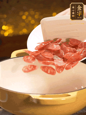 鍋里放油，香腸煸炒出多余的油脂，然后放小米辣