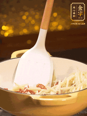 再放嫩姜絲，翻炒出姜絲的辣味