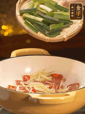 接著放蒜葉，來一點(diǎn)鹽，一點(diǎn)醬油調(diào)味翻勻