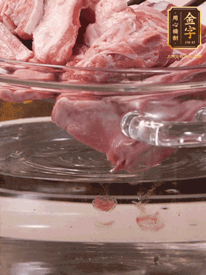 羊排清水洗凈，冷水浸泡30分鐘-2個(gè)小時(shí)，去除血沫。冷水下鍋，小火加熱析出血水后洗凈備用