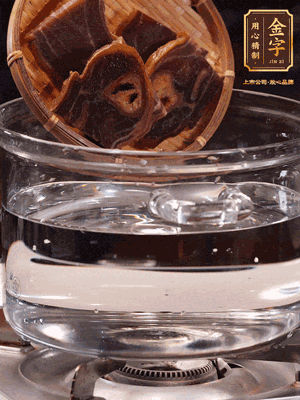 火腿蹄片，冷水下鍋，加蔥姜、料酒焯水