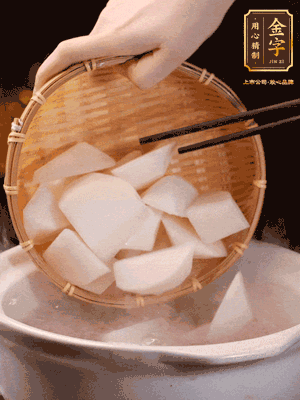 大火煮開(kāi)后，轉(zhuǎn)中小火燉40分鐘，挑出蔥結(jié)，再下蘿卜燉20分鐘