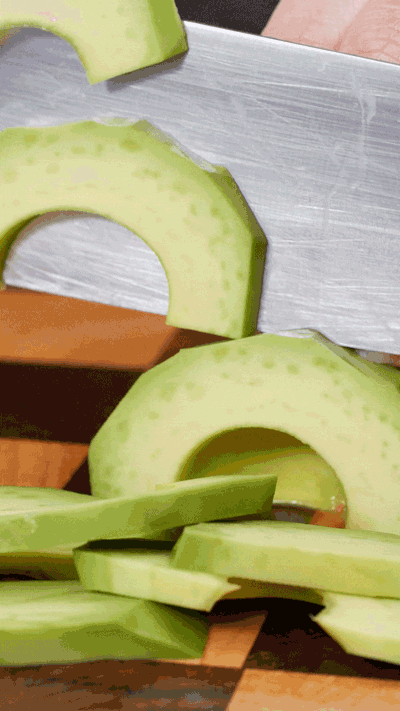 土司表面涂抹橄欖油，烤箱180°烤6 分鐘