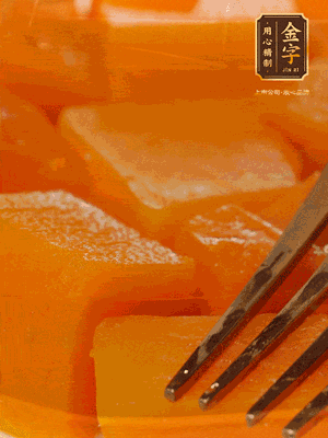 南瓜去皮，一半切塊備用，一半切塊蒸熟，碾成泥