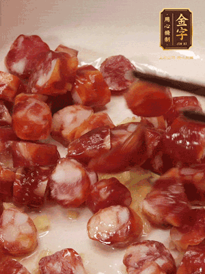 砂鍋熱油，下姜絲、香腸煸香