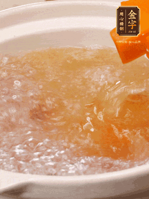 倒入開水、南瓜塊、南瓜泥中火煮5分鐘