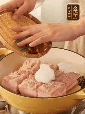 五花肉皮朝下，桂皮、八角、香葉、冰糖、生抽、花雕酒