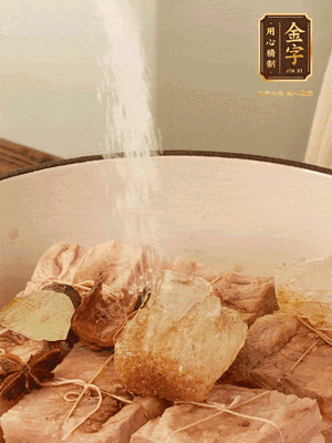 加水沒過，大火煮開轉(zhuǎn)小火慢燉2小時，煮到收汁