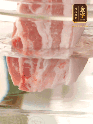 大塊豬五花冷水下鍋，蔥、姜、花雕酒焯水