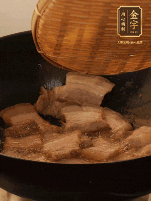 鍋中少油，翻炒五花肉