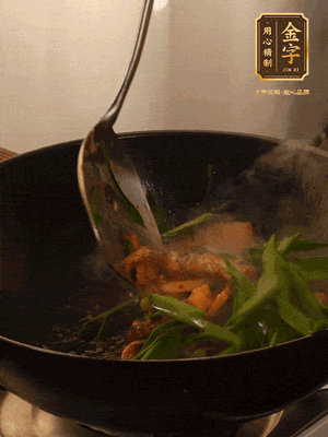 黃豆醬、鹽、糖調(diào)味，淋一圈花雕酒，蒜白先下，蒜葉后下