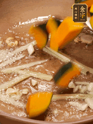 砂鍋倒一層底油，蒜粒、姜絲炒香后，再下南瓜翻炒30秒