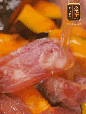 下香腸，倒沒過南瓜的水，加1/2勺鹽、1/2勺白糖、1勺蠔油燜8分鐘