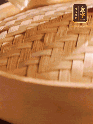 將香腸、醬油肉、臘肉放入蒸容蒸20分鐘