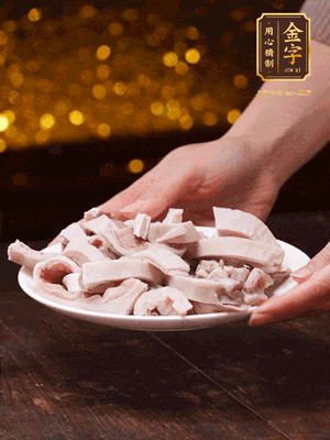 豬肚冷水下鍋，姜蔥料酒去腥，水開煮5分鐘，撈出，切小塊。