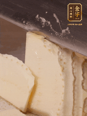 冬筍去殼切片，水開后煮2分鐘焯水
