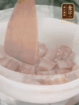 砂鍋內(nèi)咸肉微微煸出香味，再倒入開水。放排骨滾開后轉(zhuǎn)中小火篤30分鐘。（水盡量一次加足，以免中途加水沖淡鮮味。這一步是湯底濃白的關(guān)鍵）
