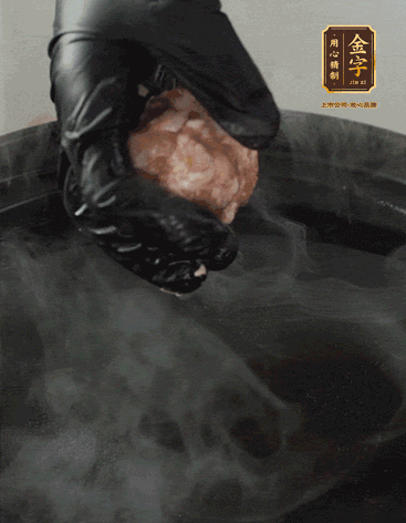 獅子頭摔打至圓潤牢固，等水煮開后，放獅子頭