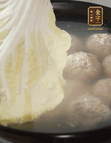 等獅子頭浮起來時再加白菜蓋。小火慢燉2小時