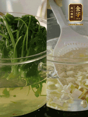 春筍切丁焯水；薺菜加鹽焯水，過(guò)涼水后切成細(xì)末