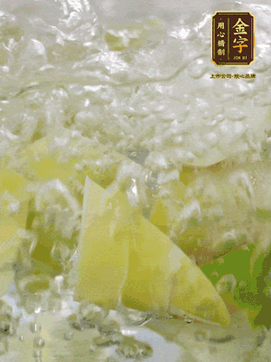 春筍沿著外皮豎著淺劃一刀，剝下外殼，切掉尾部的老根，切滾刀塊。簡單焯水去澀味。