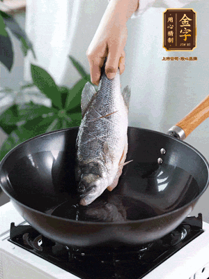 熱油，加1大勺豬油、姜片，再下鱸魚，煎至定型后翻面。（加點豬油，燉出的魚湯更容易變?yōu)榍逅哪贪咨＃?>
					</div>
					<span>步驟 3/6</span>
					<p>熱油，加1大勺豬油、姜片，再下鱸魚，煎至定型后翻面。（加點豬油，燉出的魚湯更容易變?yōu)榍逅哪贪咨?。?/p>
				</li><li>
					<div   id=